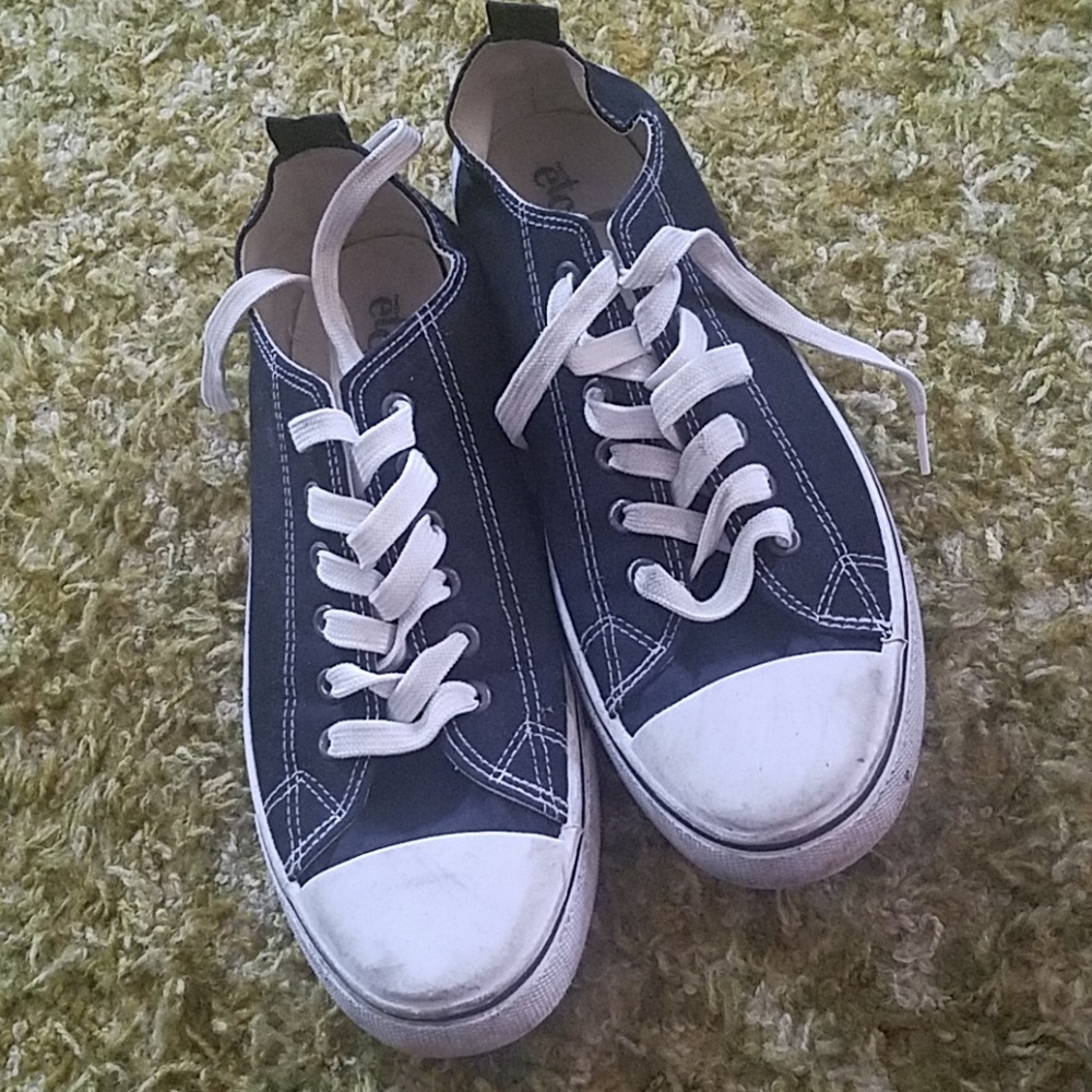Tennis shoes